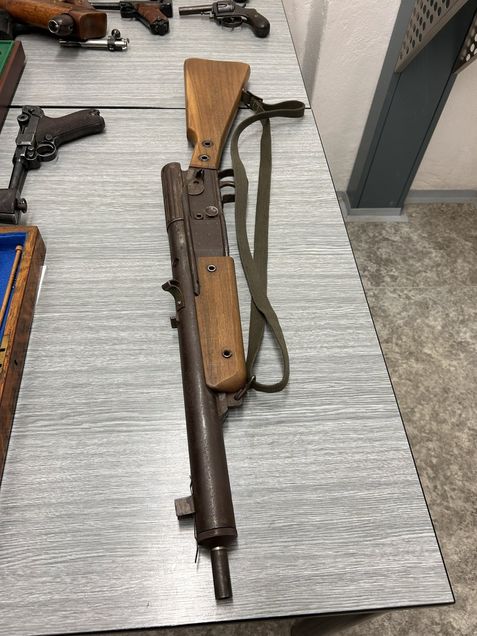 Na policejní služebnu přinesl člověk historickou zbraň. V Česku existují jen dva podobné exempláře